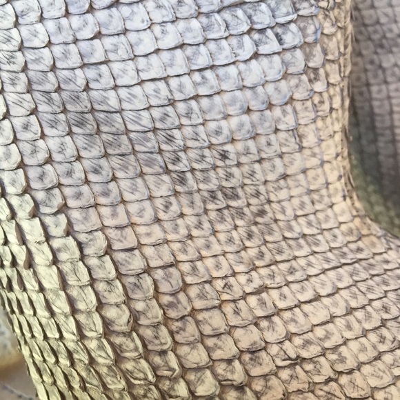 Nicholas Kirkwood Peep Toe Sling Back Heels Gray Scalloped Textured Size 9 - Picture 7 of 8